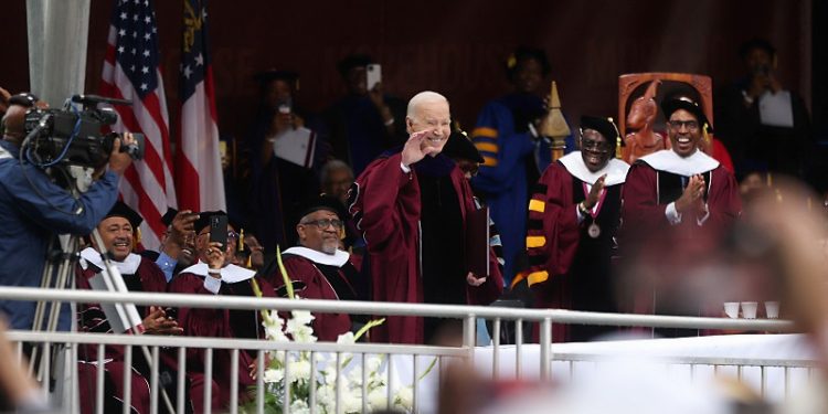 바이든 대통령은 19일 애틀랜타 모어하우스 대학 졸업식에 참석했다. 로이터