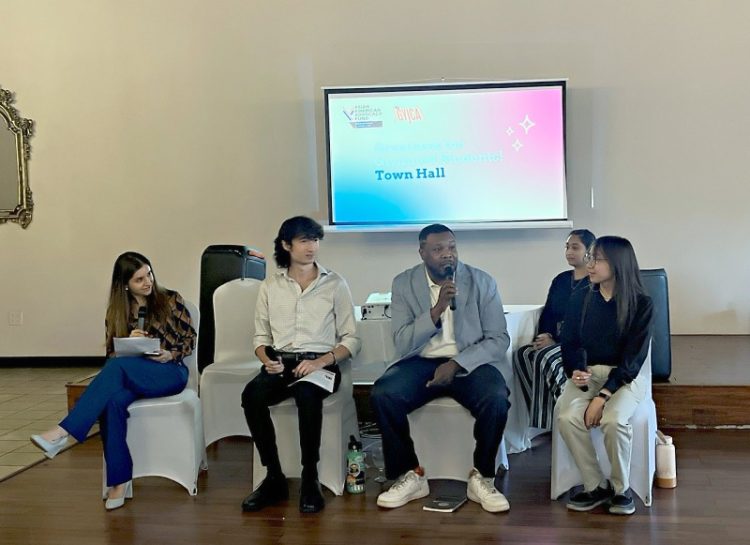 아시안 아메리칸 어드보커시 펀드(AAAF)가 16일 개최한 타운홀 미팅. 드미트리스 넬슨 7학년 수학교사가 발언하고 있다. 장채원 기자