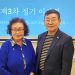 최주환 신임 이사장(오른쪽)과 이국자 현 이사장.