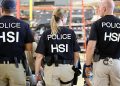 미국 이민세관집행국(ICE) 국토안보부 수사대(HSI) 직원이 텍사스에서 연방 이민 위반 혐의로 100명 이상의 직원을 체포하고 있다. 로이터