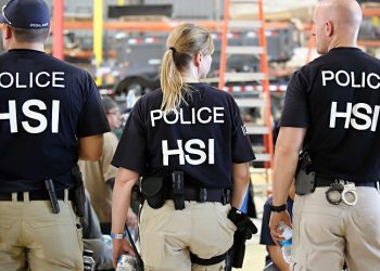 미국 이민세관집행국(ICE) 국토안보부 수사대(HSI) 직원이 텍사스에서 연방 이민 위반 혐의로 100명 이상의 직원을 체포하고 있다. 로이터