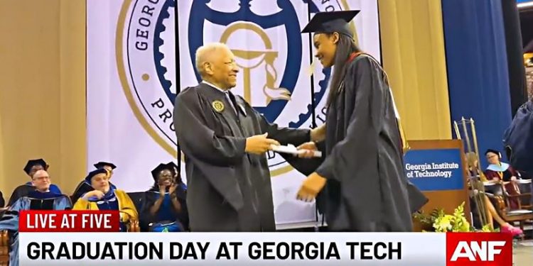 조지아텍 최초의 흑인 졸업생, 59년만에 손녀에 졸업장 수여