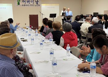 어버이날 행사 참석자들이 '어머니의 마음' 노래를 부르고 있다. 윤지아 기자