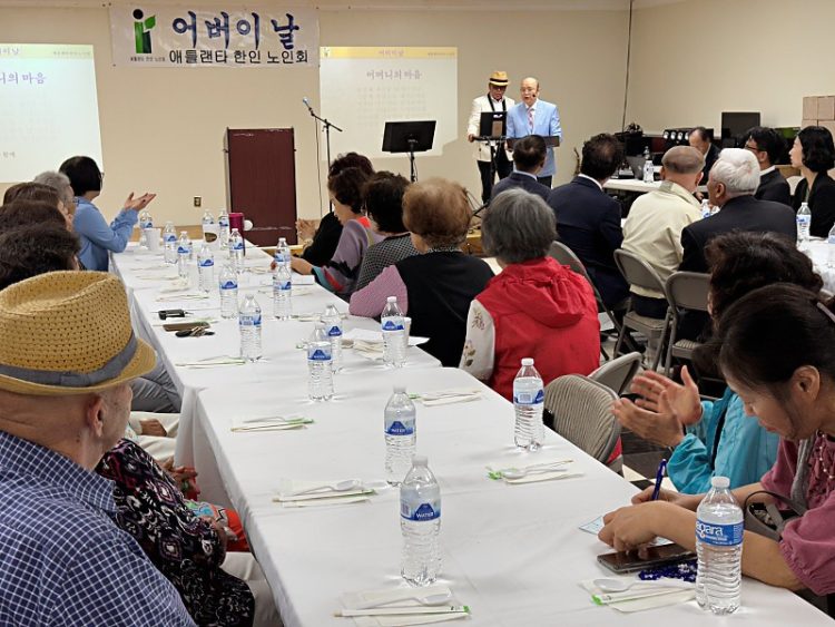 어버이날 행사 참석자들이 '어머니의 마음' 노래를 부르고 있다.  윤지아 기자