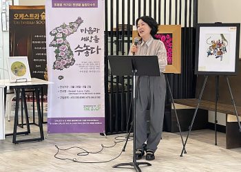 지난 26일 오프닝 리렙션에서 임광희 작가가 작품을 설명하고 있다.  중앙포토