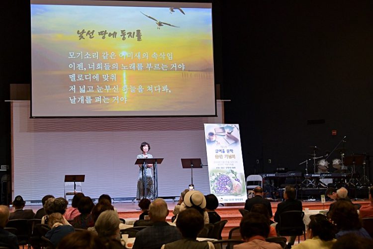 글여울 3호 문학집 출판 기념회에서 작품을 발표한 수강생들이 한자리에 모였다.