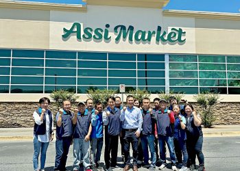 로빈 리(가운데) 대표와 스와니 아씨마켓 직원들이 새로 바뀐 간판 앞에서 화이팅을 외쳤다. 윤지아 기자