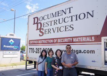 22일 프라미스원은행 둘루스 본점에서 열린 서류파기 행사에 참석한 (왼쪽부터) 애니 허 홍보담당자, 크리스틴 정 지점장, 윤혜리 부행장 등과 DDS 직원. 장채원 기자