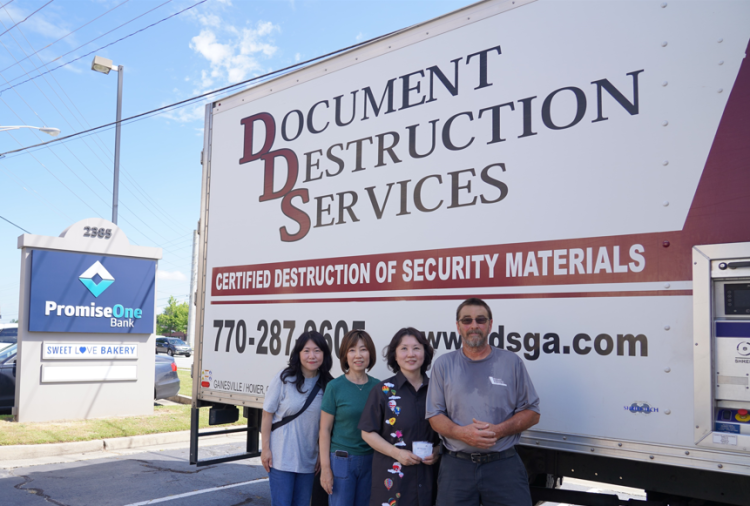 22일 프라미스원은행 둘루스 본점에서 열린 서류파기 행사에 참석한 (왼쪽부터) 애니 허 홍보담당자, 크리스틴 정 지점장, 윤혜리 부행장 등과 DDS 직원. 장채원 기자