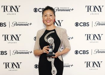 2024년 6월 16일 뉴욕에서 열린 제77회 토니 상 시상식에서  '위대한 개츠비' 로 뮤지컬 최우수 의상상을 받은 린다 조가 포즈를 취하고 있다. 로이터