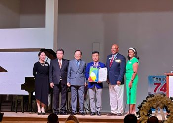 왓킨스 귀넷 커미셔너(오른쪽에서 2번째)가 재향군인회에 귀넷 한국전쟁 기념일 선언문을 전달했다. 윤지아 기자