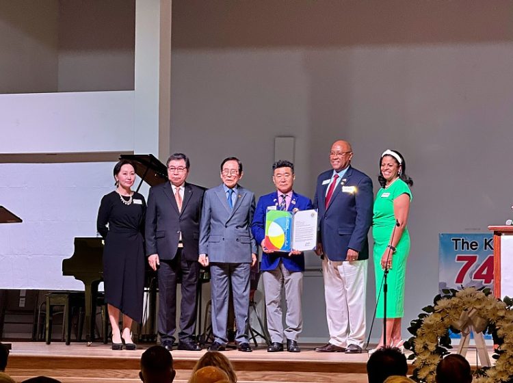 왓킨스 귀넷 커미셔너(오른쪽에서 2번째)가 재향군인회에 귀넷 한국전쟁 기념일 선언문을 전달했다. 윤지아 기자