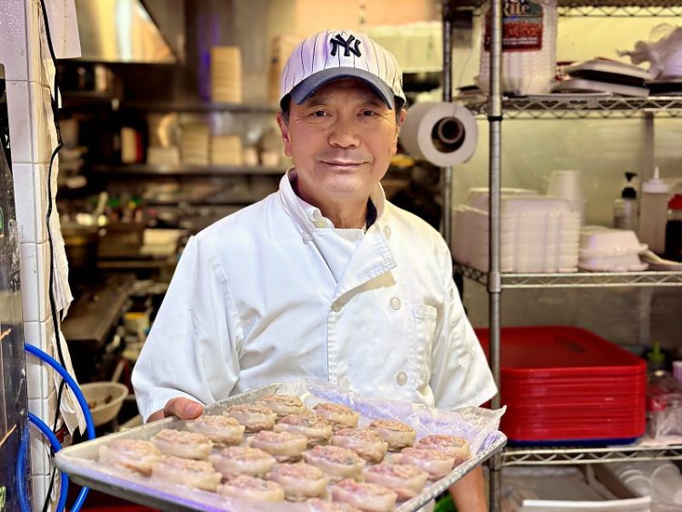 한식맛 내는 다대기만 있으면 요리 척척...스와니 H마트 푸드코트 '만두 아저씨'