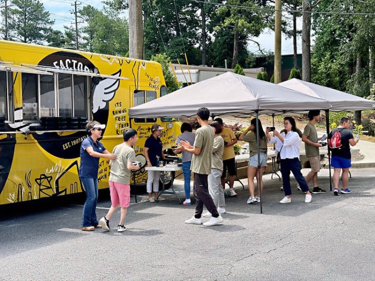 밀알 여름캠프 찾은 WNB 푸드트럭