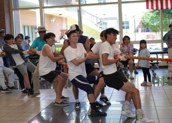 랄리팀이 힘껏 줄을 당기고 있다. 윤지아 기자.