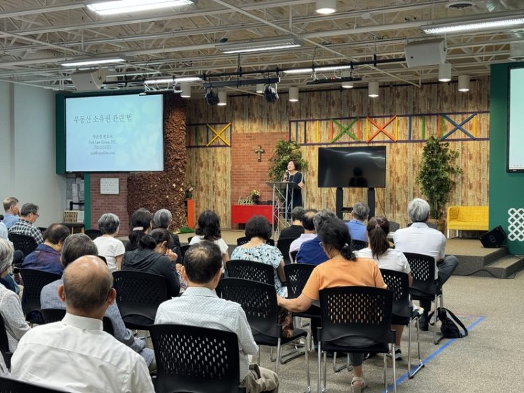 박은영 변호사가 부동산 소유권 증서에 대해 설명하고 있다.