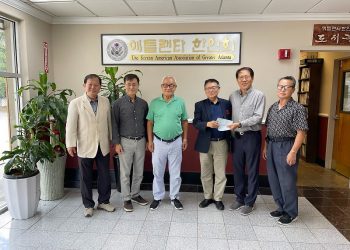 한인회 임원들이 1일 한인회관에 모여 기부금을 받았다.