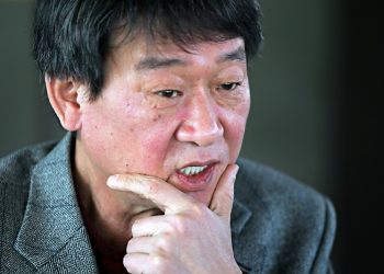 2011년 2월 21일 극단 '학전'의 창단 20주년을 맞아 서울 종로구 동숭동 대학로에서 고인이 기자간담회를 하고 있다. 연합뉴스
