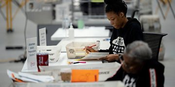 2024년 조지아 풀턴 카운티 선거 센터에서 근로자들이 부재자 투표용지를 처리하고 있다. 로이터