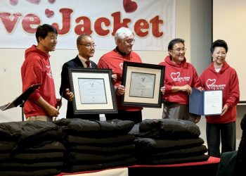 김백규 회장(왼쪽에서 두번째)과 폴 디스미어 부회장(가운데)이 상을 들고 제임스 송 회장(오른쪽에서 두번째) 등 임원들과 기념사진을 찍었다.