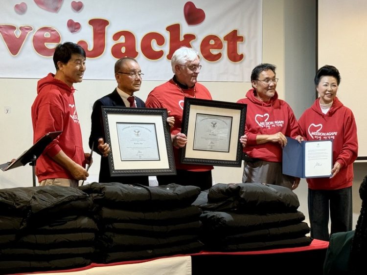 김백규 회장(왼쪽에서 두번째)과 폴 디스미어 부회장(가운데)이 상을 들고 제임스 송 회장(오른쪽에서 두번째) 등 임원들과 기념사진을 찍었다.