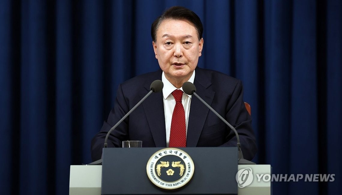 윤석열 대통령이 3일 밤 서울 용산 대통령실 청사에서 긴급 대국민 특별 담화를 하고 있다. 대통령실 제공.