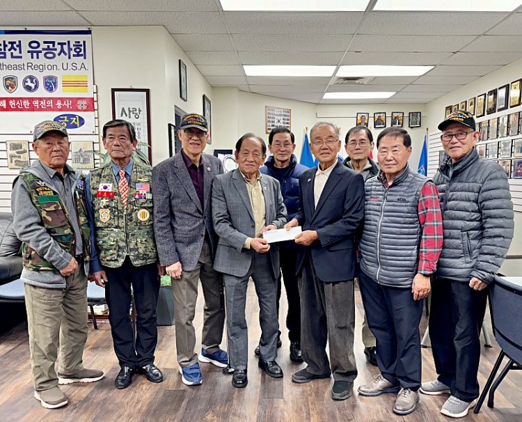13일 송효남 회장이 김백규 위원장에서 기부금을 전달했다.