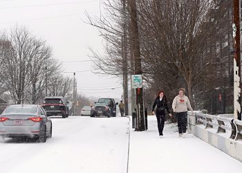 2025년 1월 21일 미국 조지아주 애틀랜타에 눈이 내리는 가운데 한 커플이 거리를 걷고 있다.