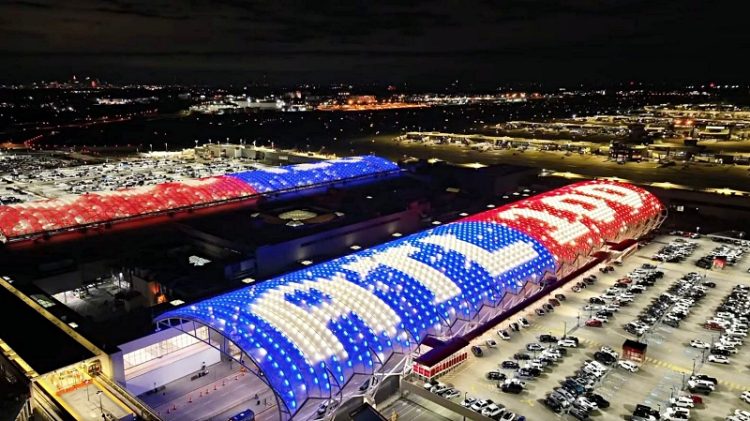 하츠필드-잭슨 공항 '100주년' ...새해 공항 캐노피에 'ATL 100' 밝혀