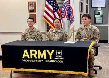 (왼쪽부터) 백낙훈 하사, 이세은 중위, 박형민 하사가 둘루스 육군 모병 사무실에서 기자회견하고 있다. 윤지아 기자