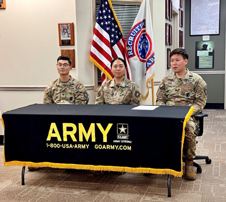 (왼쪽부터) 백낙훈 하사, 이세은 중위, 박형민 하사가 둘루스 육군 모병 사무실에서 기자회견하고 있다. 윤지아 기자