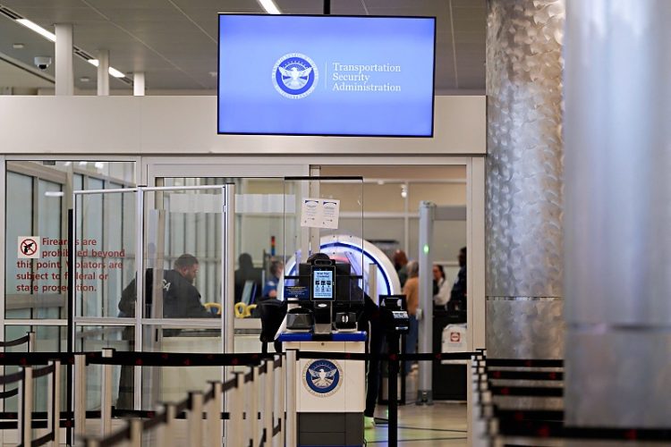 애틀랜타 공항 입국하려던 한국인, 휴대폰에 '아동 음란물' 적발 체포