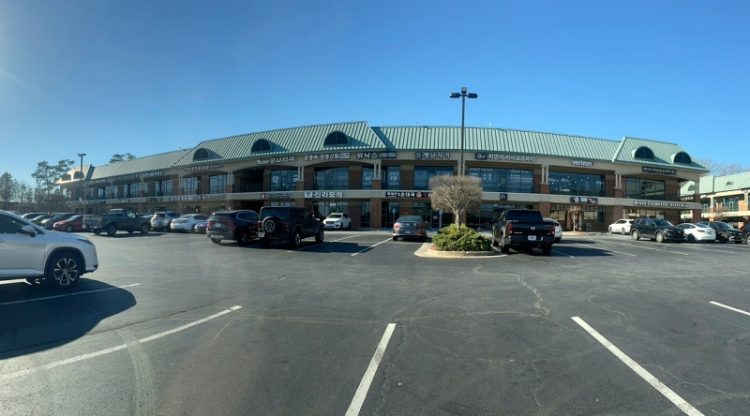 도난 사건이 발생한 둘루스 한인업소 몰. 장채원 기자