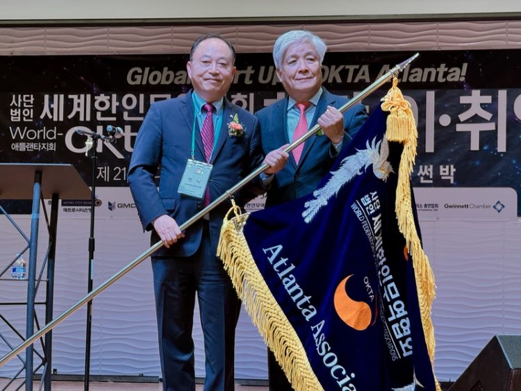 썬 박(왼쪽) 회장이 박남권 전임 회장으로부터 지회기를 받았다. 윤지아 기자.