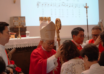6일 성 김대건 한인성당에서 유흥식 추기경이 한 신자에게 견진을 베풀고 있다. 장채원 기자