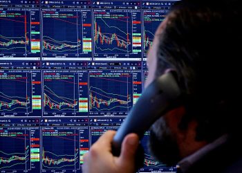 2025년 4월 8일 뉴욕증권거래소(NYSE)의 시황판을 보고 있는 트레이더. 로이터