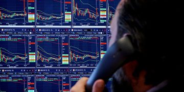 2025년 4월 8일 뉴욕증권거래소(NYSE)의 시황판을 보고 있는 트레이더. 로이터
