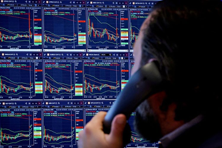 2025년 4월 8일 뉴욕증권거래소(NYSE)의 시황판을 보고 있는 트레이더. 로이터