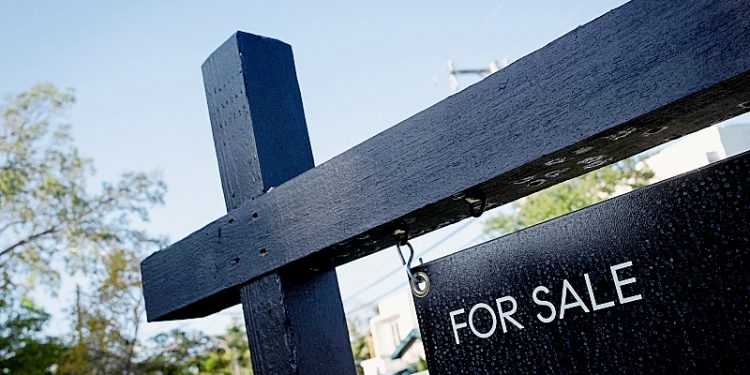 마이애미의 한 주택에 판매 사인이 걸려있다. 로이터