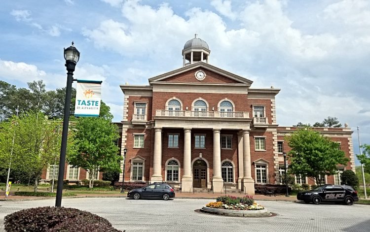 알파레타 시청사. 매년 5월 개최되는 연례 페스티벌 '테이스트 오브 알파레타' 개최를 알리는 배너가 걸려있다.