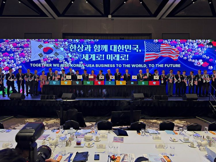 한상 경제권 구축 원년을 선포하며 한국 상품이 실린 컨테이너 상징물과 함께 퍼포먼스가 진행됐다. 윤지아 기자