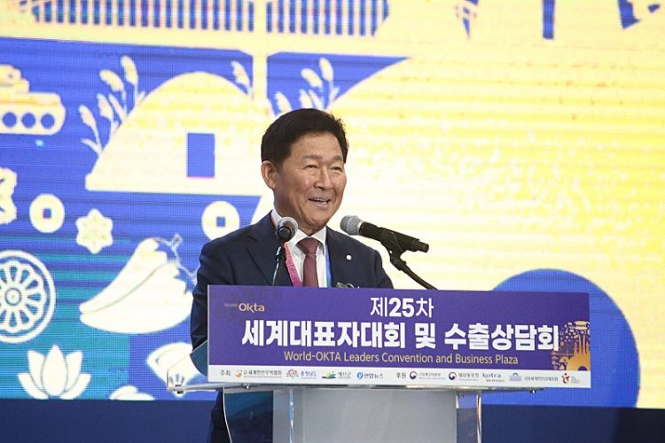 박종범 세계한인무역협회(월드옥타) 회장이 16일 충남 예산군 예산종합운동장 황새구장에서 열린 '제25차 세계대표자대회 및 수출상담회' 개회식에서 개회사를 하고 있다. 연합뉴스