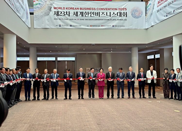 오전 10시 커팅식에 주최측 관계자들을 비롯해 오영주 한국 중소벤처기업부 장관과 정태우와 정준호 홍보대사, 서상표 애틀랜타 총영사 등이 함께했다. 윤지아 기자