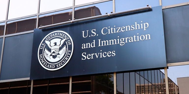 이민국 "영주권·시민권 심사 때 개인 SNS 확인할 것" 관보에 계획 공지 논란