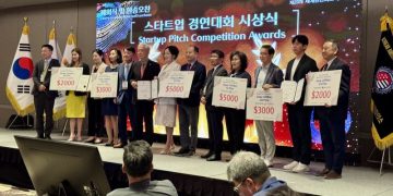 20일 폐막식에 상을 받은 기업 관계자들과 포럼 조직위가 단상 위로 올라왔다. 윤지아 기자.