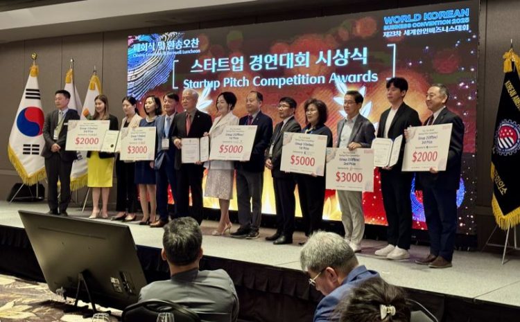 20일 폐막식에 상을 받은 기업 관계자들과 포럼 조직위가 단상 위로 올라왔다. 윤지아 기자.