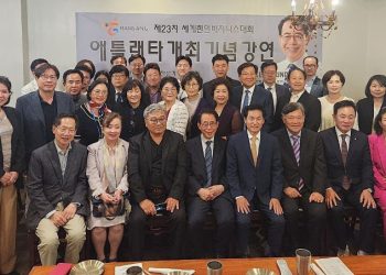19일 강연회 참석자들이 기념사진을 촬영했다. 윤지아 기자.