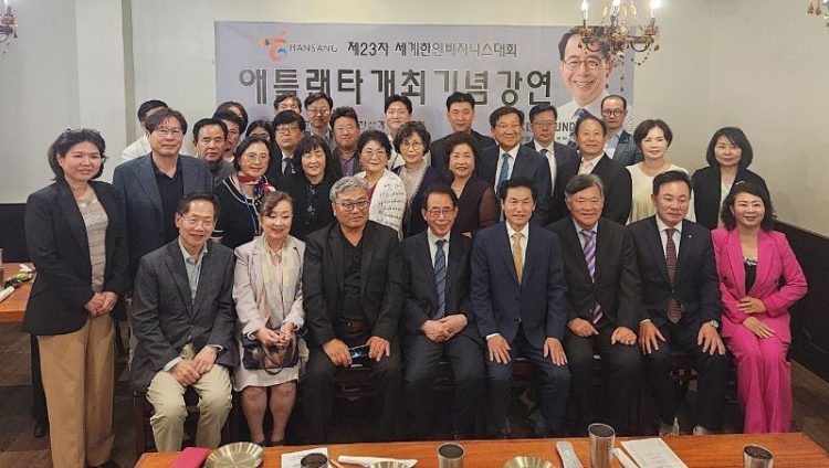 19일 강연회 참석자들이 기념사진을 촬영했다. 윤지아 기자.