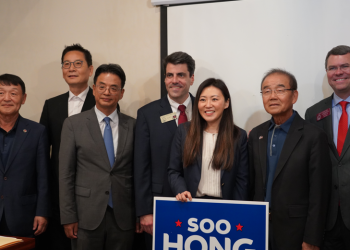 (왼쪽부터) 이경철 미주한인상공회의소총연합회장, 박은석 비대위 한인회장, 서상표 애틀랜타 총영사, 척 에프스트레이션 주 하원의원, 홍수정 주 하원의원, 김백규 조지아 한인식품협회 회장, 맷 리브스 주 하원의원. 장채원 기자