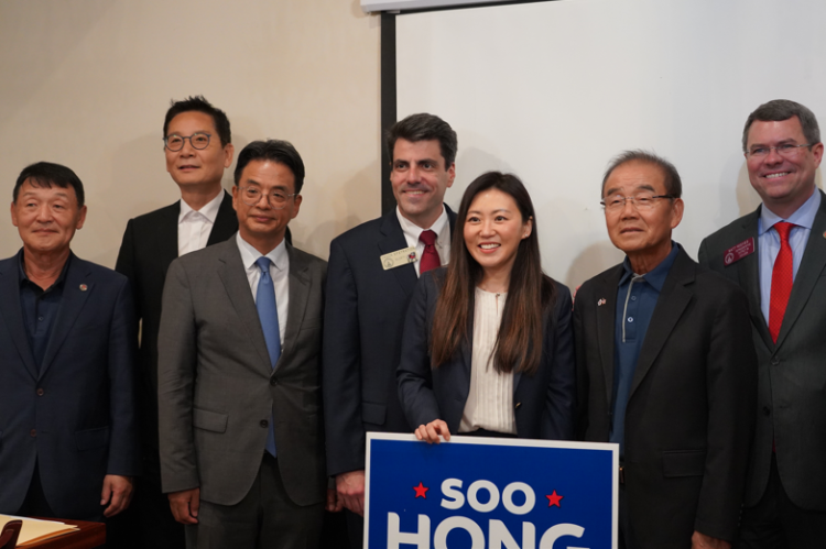 (왼쪽부터) 이경철 미주한인상공회의소총연합회장, 박은석 비대위 한인회장, 서상표 애틀랜타 총영사, 척 에프스트레이션 주 하원의원, 홍수정 주 하원의원, 김백규 조지아 한인식품협회 회장, 맷 리브스 주 하원의원. 장채원 기자